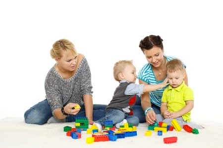 bambini con giocattoli